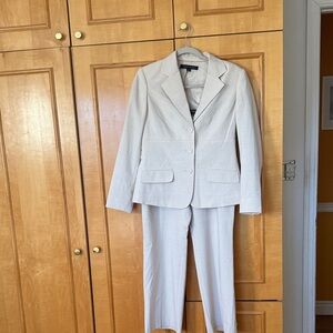 Gently used Anne Klein 6 petite crème pants suit..33% Viscose🍀🍀